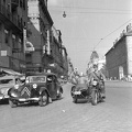 Rákóczi út, jobbra a Rókus kórház. BMW R-51 oldalkocsis motorkerékpár, a rendőr Citroën 11-es típusú személygépkocsit állít meg.