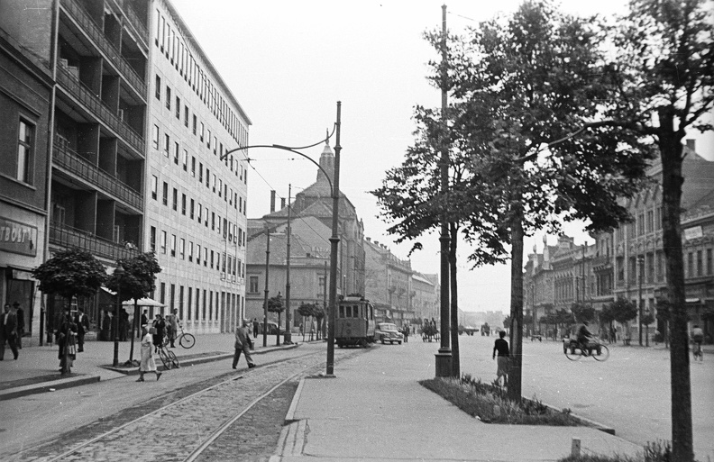 Piac utca, a Kossuth tér felől nézve.
