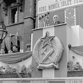 Kossuth Lajos tér, választási nagygyűlés, a Parlament főbejárata elé épített emelvény. Rákosi Mátyás beszél. Sötét szemüvegben Gerő Ernő, mellette Erdei Ferenc, tovább balra Hidas István.