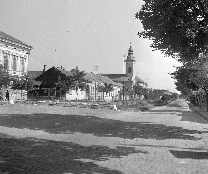 Széchenyi utca a Vörösmarty tér felől, belvárosi református templom.