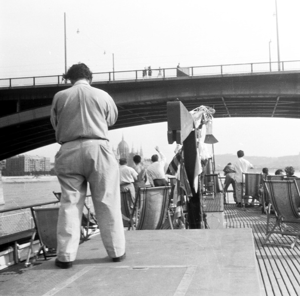 dunai hajóút, háttérben a Margit híd.