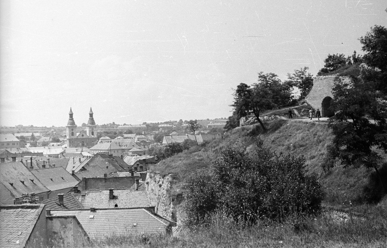 kilátás a várból, jobbra a Varkoch kapu, szemben a ciszterci templom.