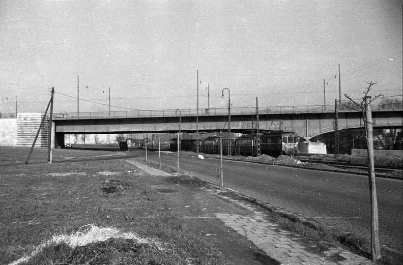 Árpád fejedelem útja az Árpád (Sztálin) híd budai hídfőjénél.
