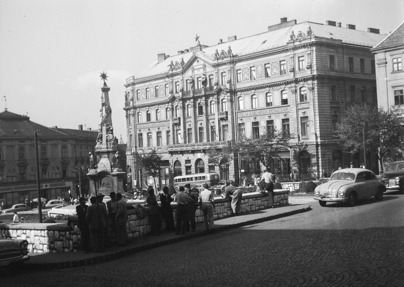 Széchenyi tér, szemben a Megyeháza.
