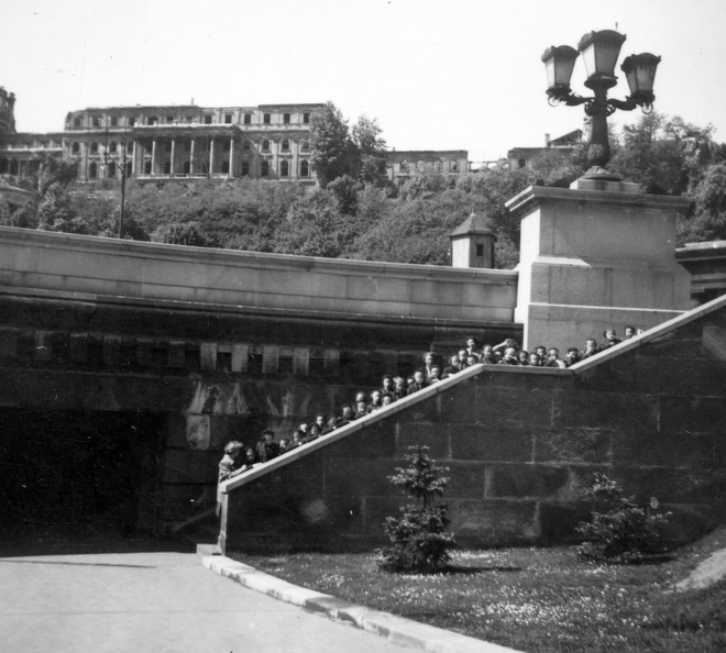 Lánchíd budai hídfője, háttérben a romos Királyi Palota.
