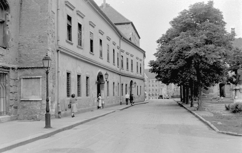 Hess András tér, háttérben a Fortuna utca és a Bécsi kapu tér, valamint a Magyar Országos Levéltár.