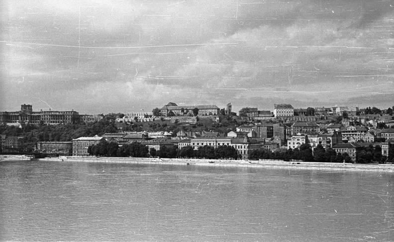 a Víziváros és a budai Vár házai a Széchenyi rakpartról nézve, balra a romos Királyi Palota.
