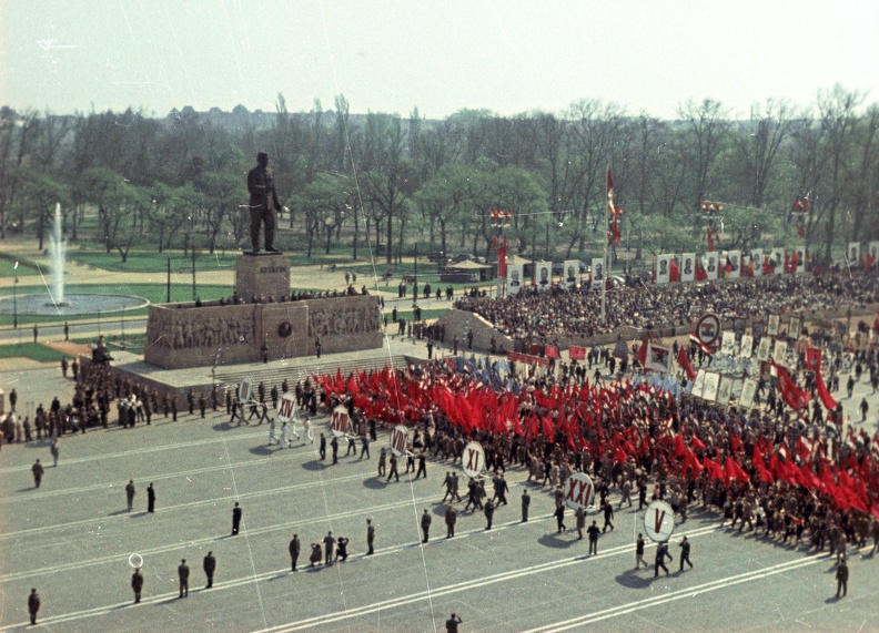 Ötvenhatosok tere (Sztálin tér), május 1-i felvonulás, Sztálin szobor.