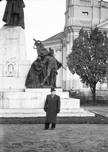 Kossuth Lajos szobra és a Nagytemplom.
