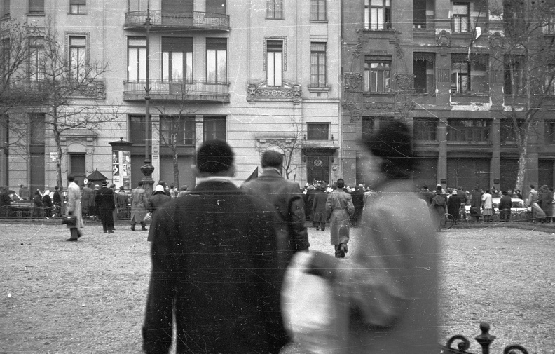 Szabadság tér, szemben az Amerikai Egyesült Államok nagykövetsége, 1956. október 25-e délután, "véres-zászlós" tüntetés.
