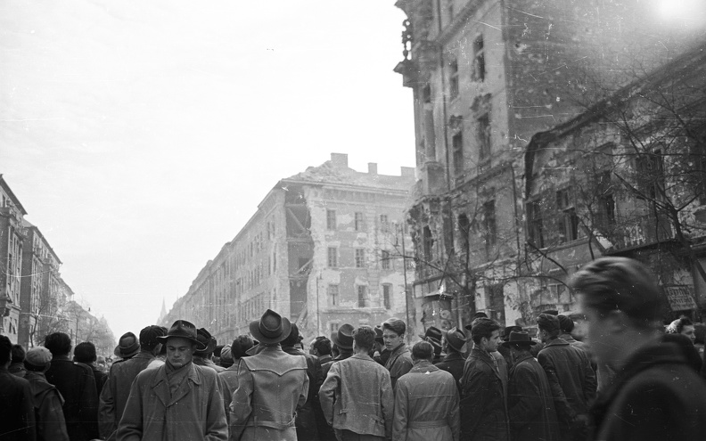 Üllői út a nagykörúti kereszteződésnél, háttérben a Kilián laktanya, jobbra a lerombolt Ferenc körút 46. sz épület.