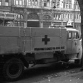 Szabad sajtó út, háttérben a Párizsi udvar. A Nemzetközi Vöröskereszt élelmiszersegélyét szállító teherautó.