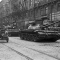Szent István körút a Falk Miksa (Néphadsereg) utca felől a Honvéd utca felé nézve. A szovjet csapatok ideiglenes kivonulása 1956. október 31-én.