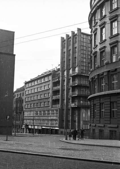 Slezská ulice a Rimská ulice felé nézve, középen a Hasicsky dum (Tűzoltó-ház).