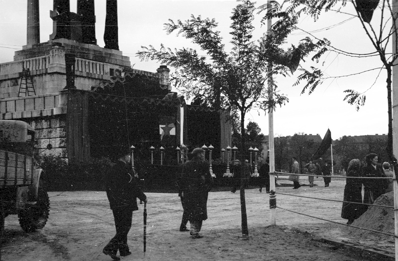 Fiumei úti Nemzeti Sírkert (Kerepesi temető) 1956. október 6-án. Háttérben a Kossuth-mauzóleum.