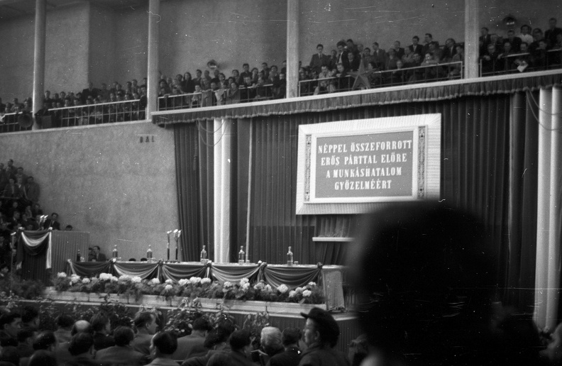 Istvánmezei út 3-5., Nemzeti Sportcsarnok. Az 1956. május 18-án tartott budapesti pártaktíva ülés résztvevői.