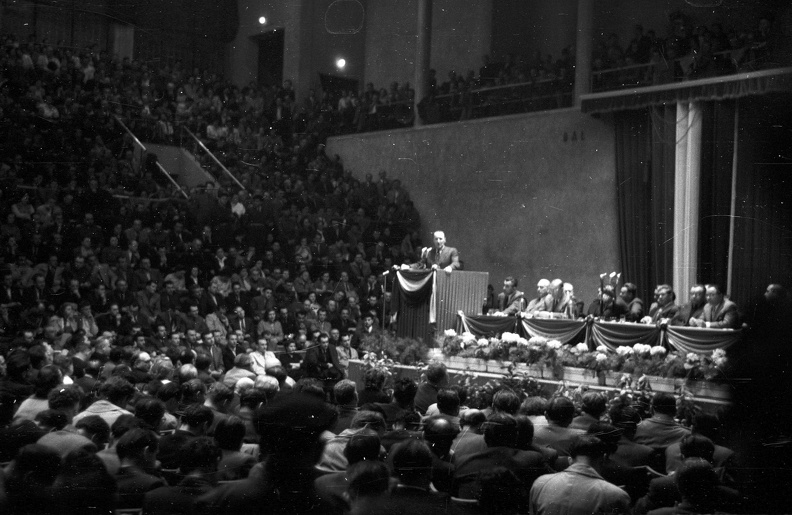 Istvánmezei út 3-5., Nemzeti Sportcsarnok. A szónok Kádár János a budapesti pártaktíva ülésén 1956. május 18-án.