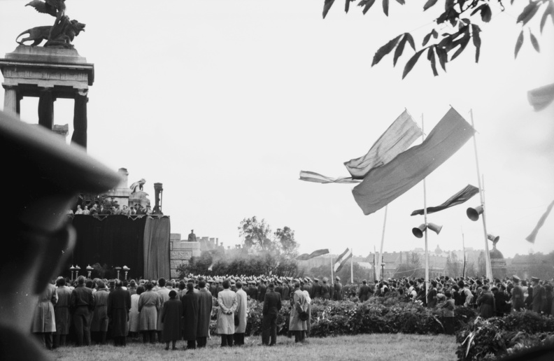 Fiumei úti Nemzeti Sírkert (Kerepesi temető), Rajk László, Pálffy György, Szőnyi Tibor és Szalai András újratemetése 1956. október 6-án. Balra a háttérben a Kossuth-mauzóleum.