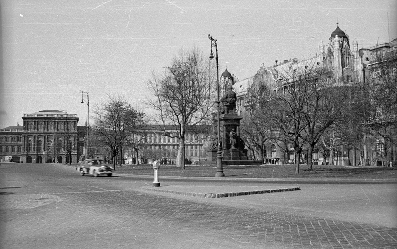 Széchenyi István (Roosevelt) tér.