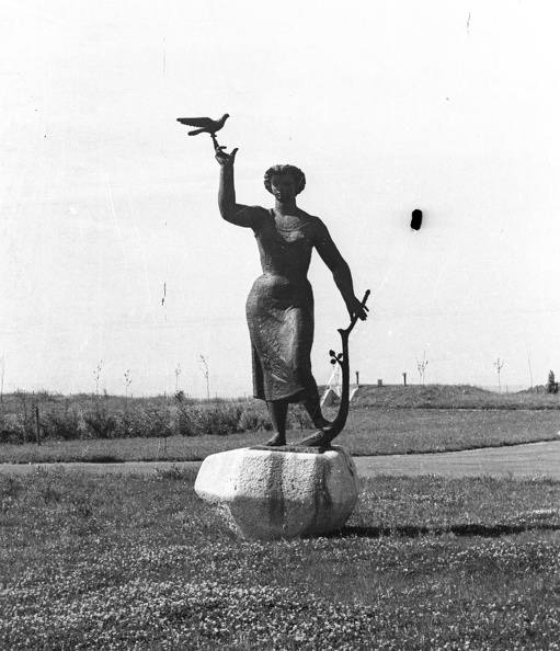 a Galambos lány című szobor (Csontos László, 1956.) a TV torony kertjében.