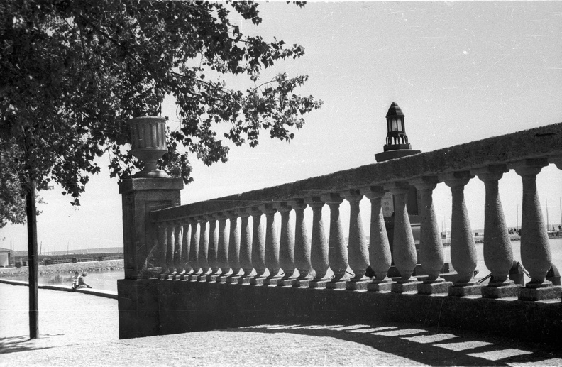 parti sétány, Sóhajok hídja, mögötte az Irredenta örökmécses (Lovas László építész 1928.).