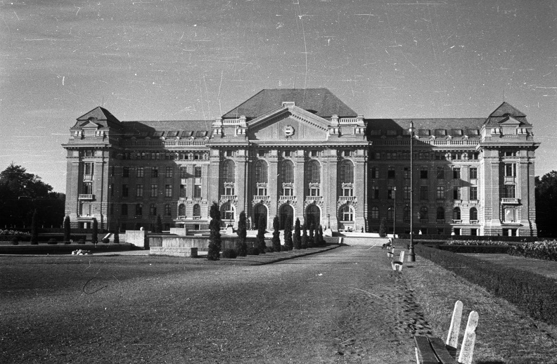 a Debreceni Egyetem központi épülete.