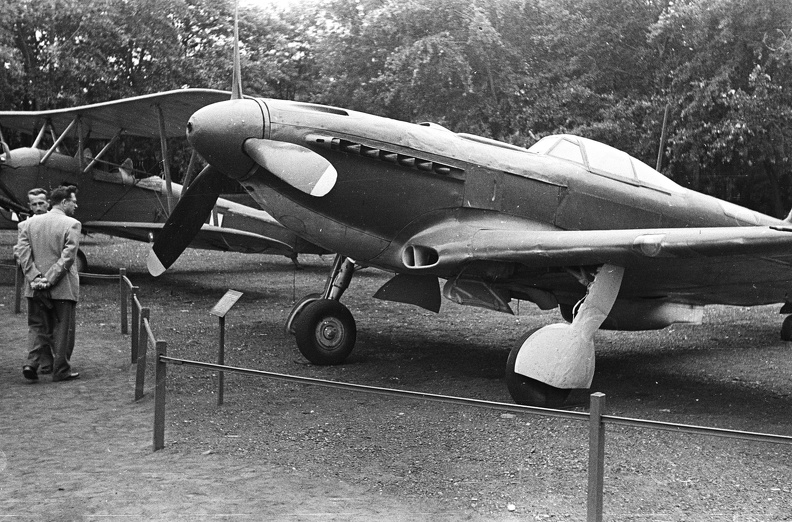 a Lengyel Hadsereg Múzeuma (Muzeum Wojska Polskiego), szovjet gyártmányú Jak-9P vadászrepülőgép, mögötte egy Polikarpov Po-2. futárrepülőgép.