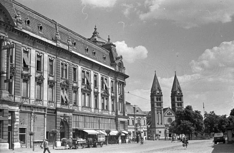 Kossuth tér, római katolikus székesegyház.