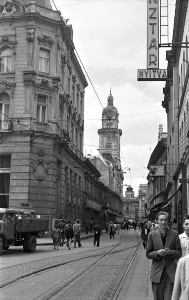 Király (Kossuth Lajos) utca a Nemzeti Színháztól a Széchenyi tér felé nézve.