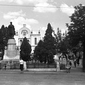 Kossuth tér, a Kossuth szobor mögött a Zsinagóga.