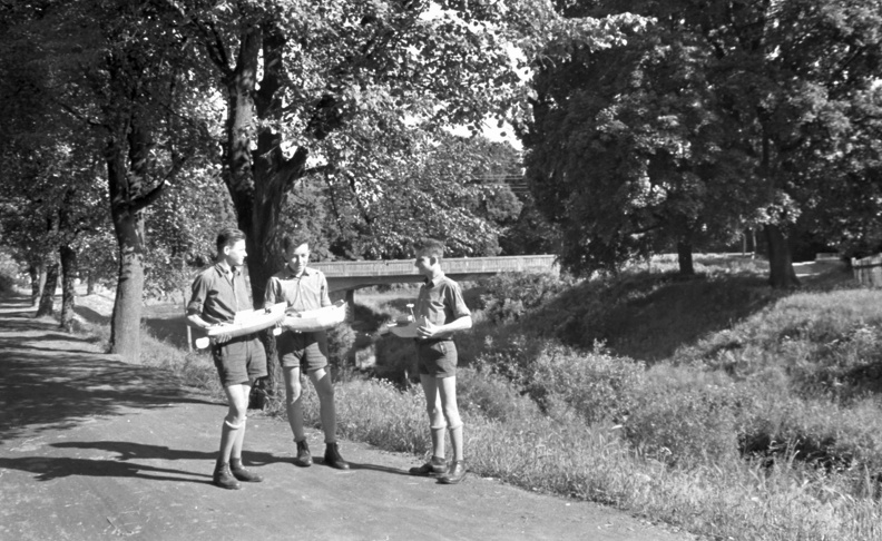 Felső körút a MÁV Nevelőintézet előtt. A modellező fiúk mögött a Gyöngyös patak hídja a Dózsa György útnál.