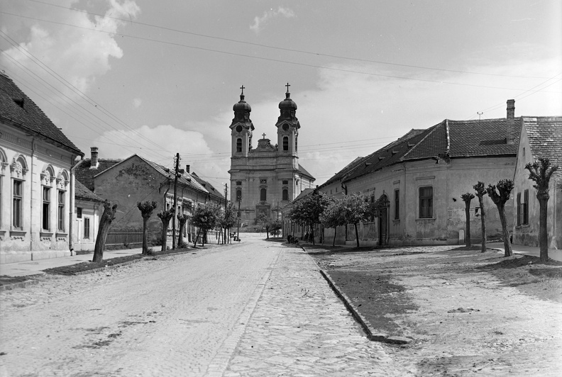Komáromi utca, Szent Kereszt Római Katolikus templom.