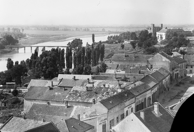 látkép a református templom tornyából, alul a Kossuth Lajos utca, balra az ideiglenes fahíd, a háttérben a Rákóczi-vár.