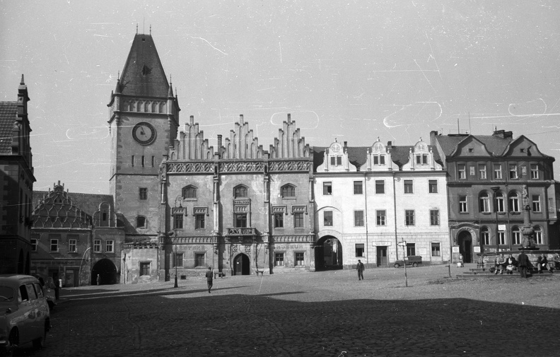 Zizkovo Námestí, szemben a Városháza épülete, benne a Huszita múzeum.