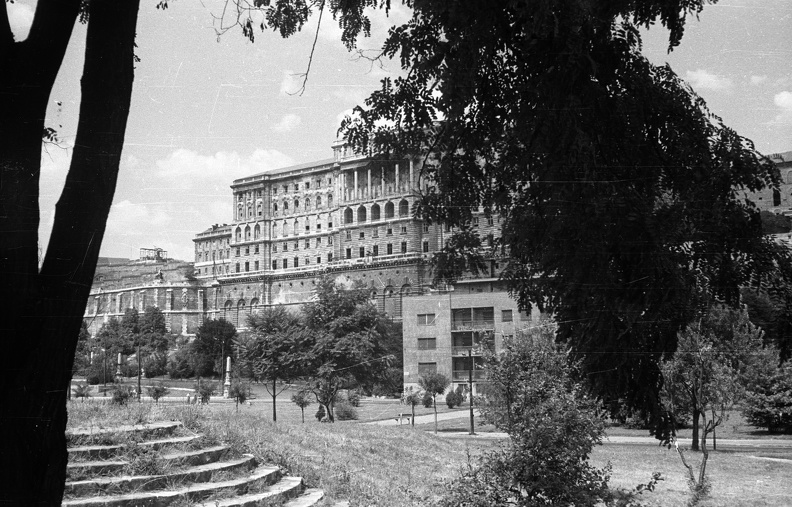a Királyi Palota felé nézve, előtérben a Dózsa György (Palota) tér.