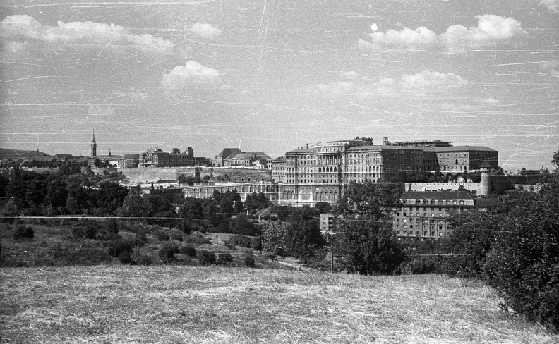a budai Vár, a Szent György tér épületei és a Királyi Palota a Hegyalja út felől nézve.
