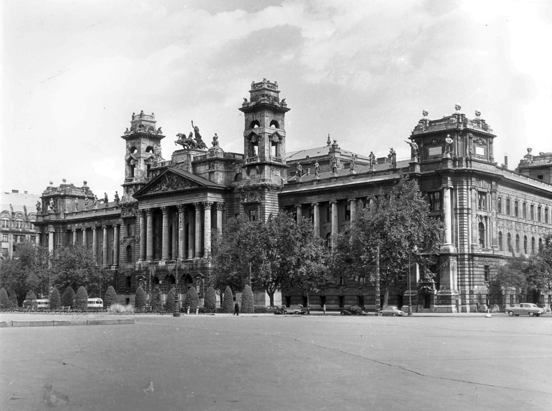 Kossuth Lajos tér, Magyar Nemzeti Galéria (ma Néprajzi Múzeum, egykor Magyar Királyi Kúria).