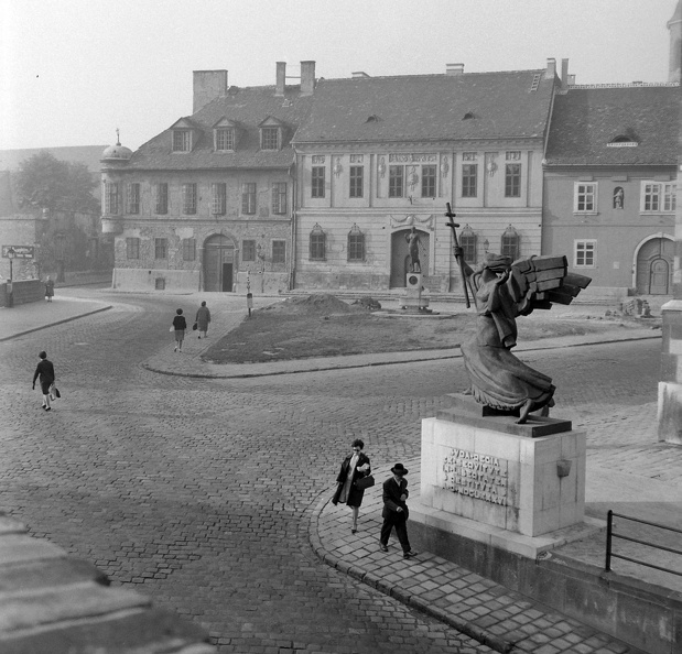 Bécsi kapu tér, Budavár visszavételének emléke (Ohmann Béla, 1936.).