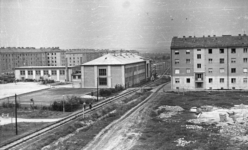 balra az Építők útja, jobbra a Rákóczi tér házainak hátsó homlokzata.