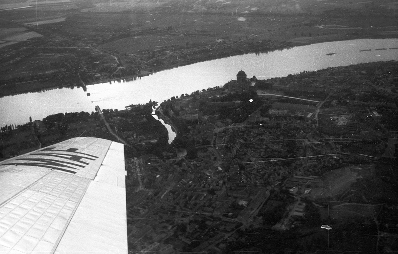 légifotó a lerombolt Mária Valéria hídról és a Bazilikáról, egy IL-14/P típusú repülőgép fedélzetéről. A Duna túlpartján Párkány.