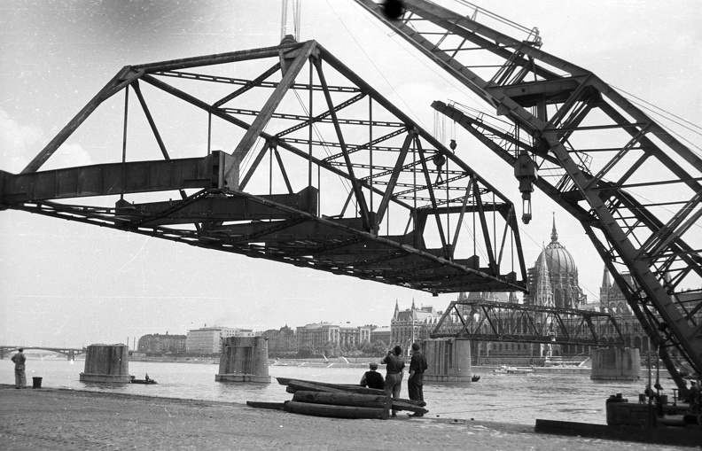 Bem rakpart, a Kossuth híd bontása. Úszódaruk partra emelik a híd egyik medernyílásának vasszerkezetét.