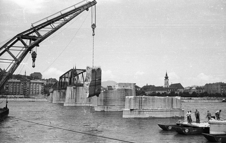 a Kossuth híd bontása. Az Ady Endre úszódaru leemeli a pillér betonelemét.
