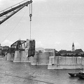 a Kossuth híd bontása. Az Ady Endre úszódaru leemeli a pillér betonelemét.