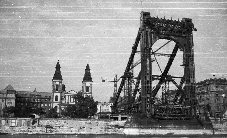 Március 15. tér a Dunáról nézve, a lerombolt Erzsébet híd megmaradt pilonjának bontása.