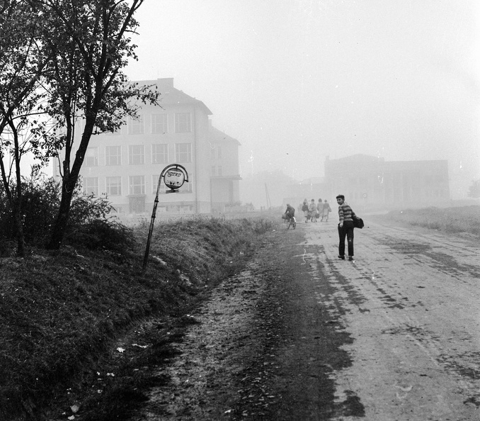 ulica Skolská (ekkor névtelen), balra az iskola.