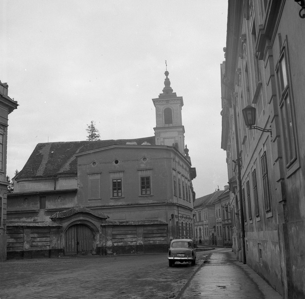 Vár utca, szemben az Érseki Palota oldalsó kapuja és a Piarista templom.