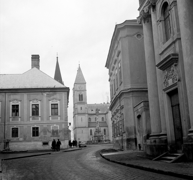 Vár utca a Piarista templomtól a Szentháromság tér felé nézve.