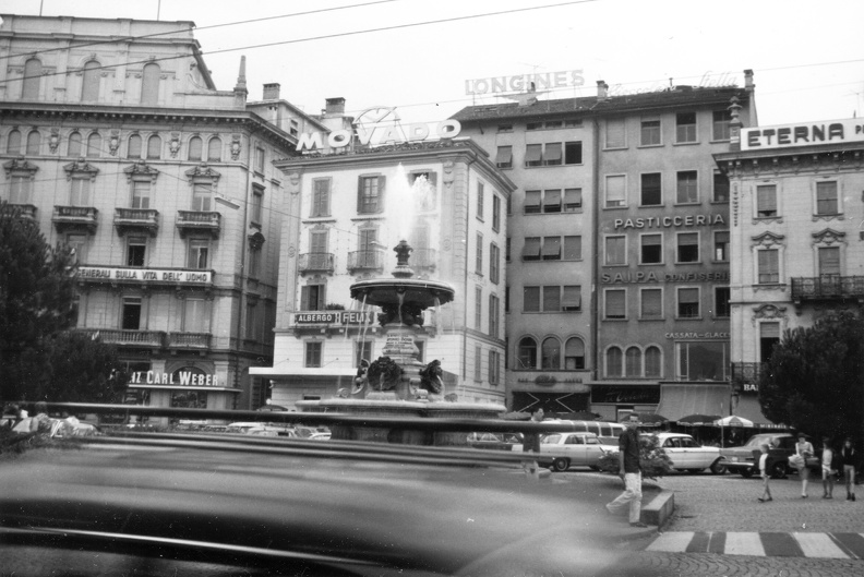 Piazza Riziero Rezzonico, középen az Antonio Bossi-szökőkút.