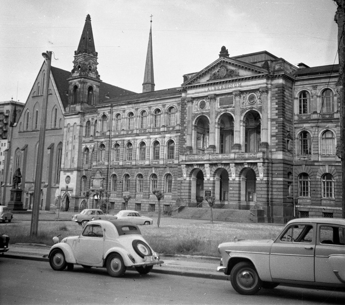Albertinum (a Lipcsei Egyetem egyik épülete), balra a Paulinerkirche.