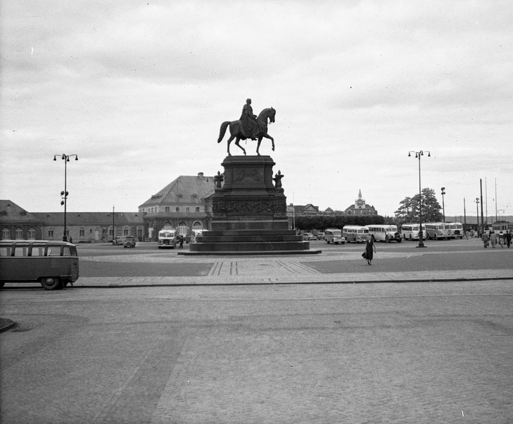 Theaterplatz, I. János szász király lovas szobra.